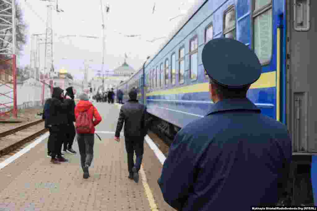 Чоловіків призовного віку на потяг не пускають, говорять провідники.&nbsp;Одеса, 7 березня 2022 року