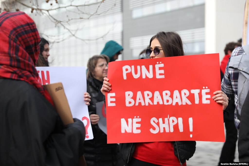 "Punë e barabartë në shpi" shkruan në këtë pano. Protestuesit kërkuan që gratë të trajtohen në mënyrë të barabartë dhe jo siç thanë, "qytetarë të rendit të dytë dhe robër të burrave".