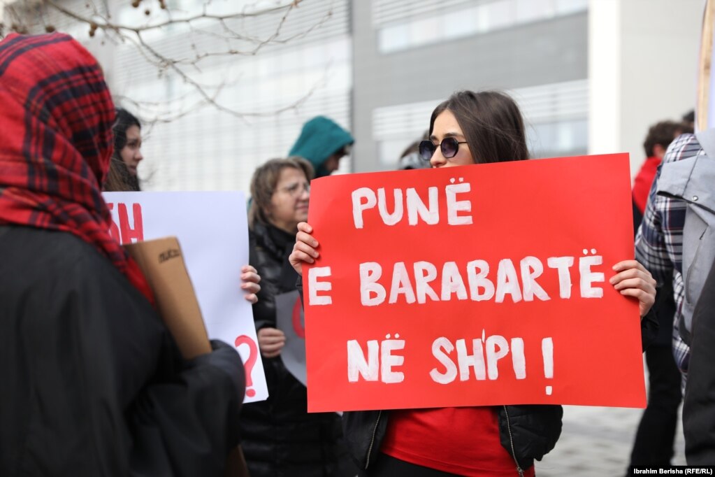 "Punë e barabartë në shpi" shkruan në këtë pano. Protestuesit kërkuan që gratë të trajtohen në mënyrë të barabartë dhe jo siç thanë, "qytetarë të rendit të dytë dhe robër të burrave". 