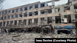  Clădire din orașul Mariupol din sud-estul Ucrainei, la Marea Azov, după două zile de bombardament rusesc. Foto: 10 martie 2022