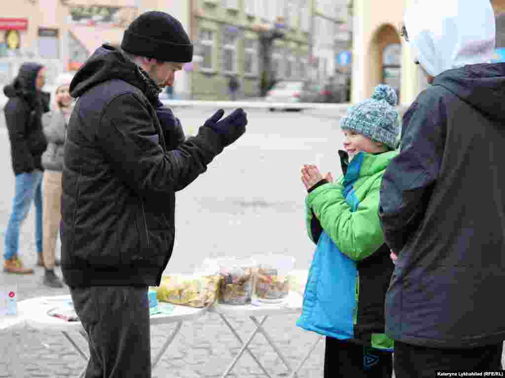 Ыктыярчылар балдарга ар кандай оюн-зоокторду уюштурууда.