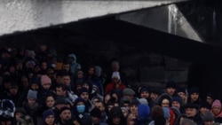 Ljudi čekaju da prođu jedinom rutom za evakuaciju ispod porušenog mosta u Irpinu dok ruske snage napreduju, 8. mart 2022.