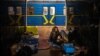 Люди у київському метро, яке використовують як бомбосховище, 8 березня 2022 року