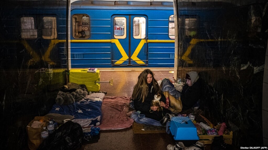 Një vajzë me macen e saj në një stacion metroje në Kiev më 8 mars 2022, ku shumë njerëz u detyruan të strehoheshin. Skenat që të kujtojnë Luftën e Dytë Botërore tronditën botën në fillim të marsit, ndërsa civilët ukrainas u zhvendosën nën tokë për të qenë më të sigurt, derisa Rusia sulmoi me raketa në disa qytete të mëdha.