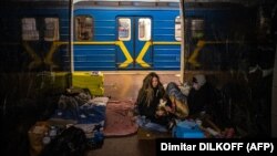 Люди у київському метро, яке використовують як бомбосховище, 8 березня 2022 року