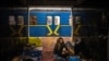 Ілюстрацыйнае фота. Людзі хаваюцца ў кіеўскім мэтро, якое ператварылася ў сховішча падчас бамбаваньняў горада. 8 сакавіка 2022