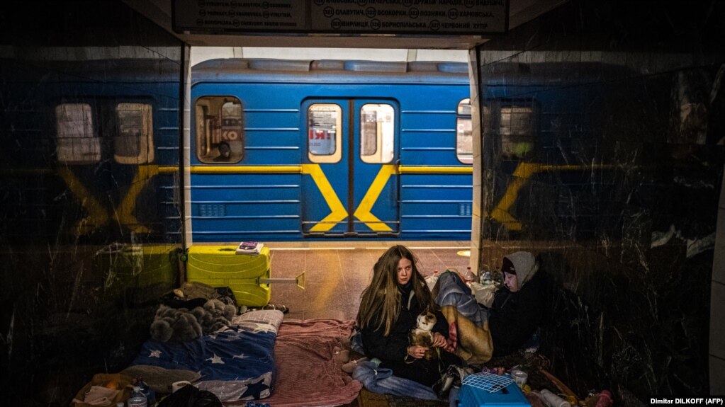 Метрополітен працює з 6:30 до 20:00, при цьому підземні станції метро цілодобово приймають людей як укриття