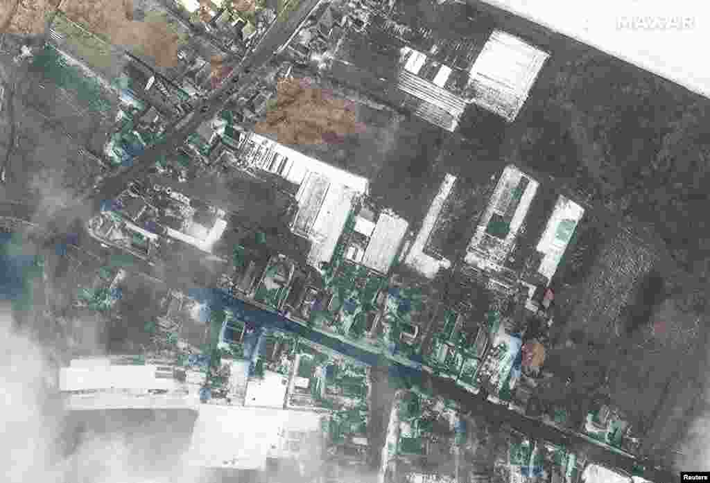 На спутниковом снимке видно, как бронетехника движется к северо-востоку от аэропорта Антонова близ Гостомеля, 8 марта 2022 года