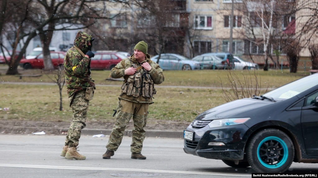 Жодних дозвільних документів на зброю та документів, що підтверджують його приналежність до військового формування, чоловік не мав. Фото ілюстративне 