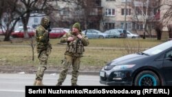 Жодних дозвільних документів на зброю та документів, що підтверджують його приналежність до військового формування, чоловік не мав. Фото ілюстративне 