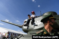 Дети сидят на башне танка во время 6-го Международного военно-технического форума «Международные армейские игры 2020» в военном парке «Патриот» под Москвой 23 августа 2020 года
