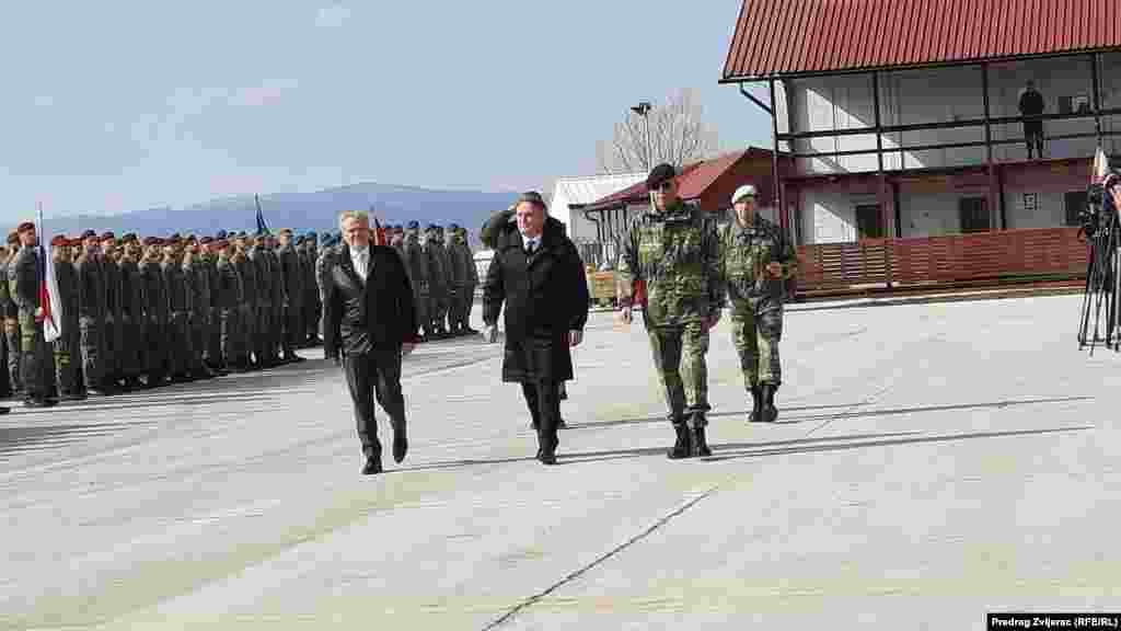 Johann Sattler, šef Delegacije EU u BiH (prvi slijeva), član Predsjedništva BiH Željko Komšić (u sredini) i komandant snaga EUFOR-a u BiH Anton Wessely (prvi zdesna) pozdravljaju vojnike