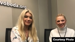 Волонтёры Ирина Зарицка и Уляна Гейна в студии Радио Свобода