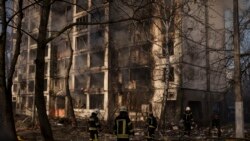 Pompierii lucrează la locul unui atentat cu bombă la Kiev, marți, 15 martie 2022