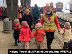Волонтери зустрічали дітей-сиріт із Запорізької області, травень 2022 року