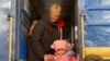 Де опинилися дитячі інтернати під час повномасштабного вторгнення Росії? На фото: дівчинка, евакуйована із Запорізького обласного будинку дитини на вокзалі у Львові, березень 2022 року 