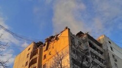 Ndërtesa e granatuar në lagjen Shevchenko në Kiev, më 16 mars 2022.