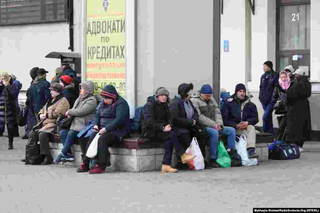 Многія чакаюць цягнікоў па некалькі гадзінаў. Адэса, 7 сакавіка 2022 году.