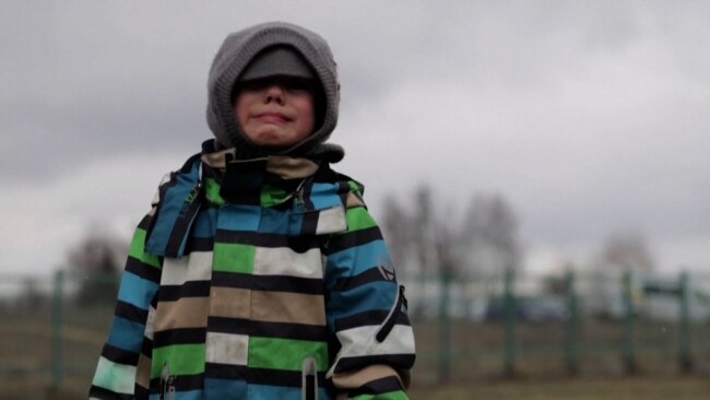 No comment | Un copil din Ucraina plânge după ce trece granița în Polonia