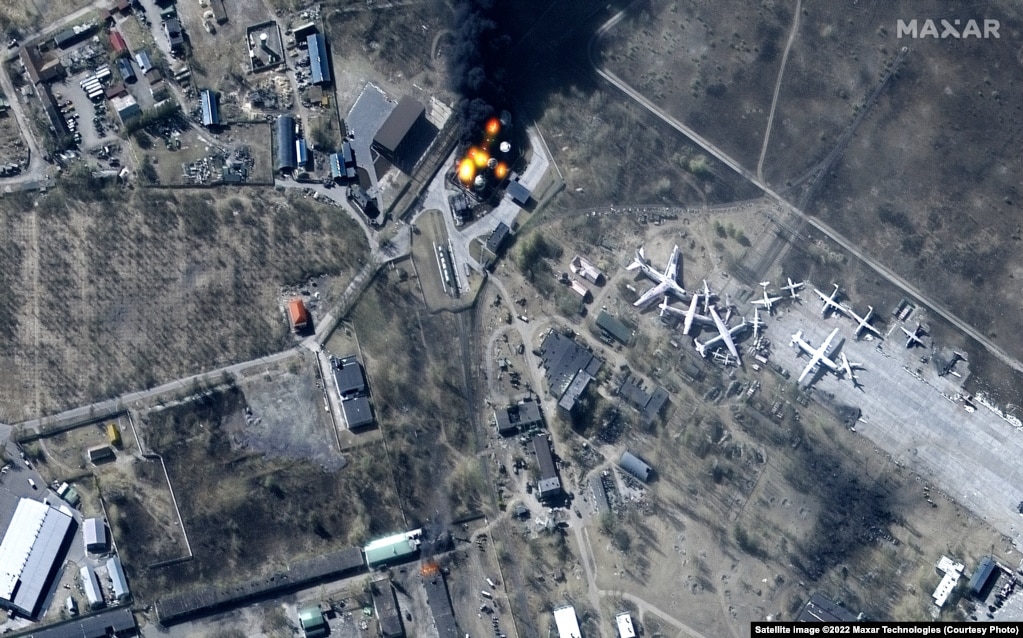 Folosind tehnologia multispectru, fotografiile Maxar făcute de satelitul WorldView-2 arată daunele aduse clădirilor și rezervoarelor de combustibil incendiate la Aeroportul Internațional Antonov, în apropiere de Hostomel, la nord-vest de Kiev.