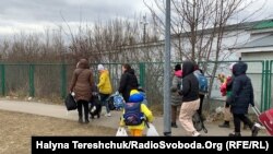 Біженці з України йдуть через піший перехід