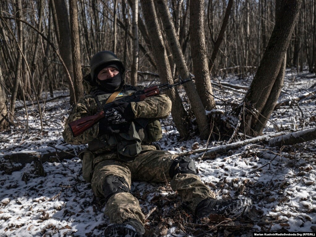 Ushtria e Forcave të Armatosura të Ukrainës po përgatitet të sulmojë vendbanimin ku ndodhet ushtria ruse. Rajoni i Kievit, 10 mars 2022