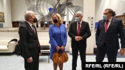 A boszniai államelnökség tagjai – Šefik Džaferović bosnyák (b), Željko Komšić horvát (j2) és Milorad Dodik, az elnökség boszniai szerb tagja (j) – az Európai Parlament külügyi bizottsága meghallgatása előtt Brüsszelben 2022. március 15-én