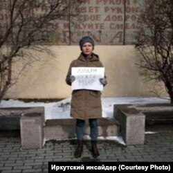 Задержанная на пикете за мир жительница Иркутска, 13 марта 2022 года