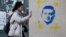 Podgorica: Djevojka prolazi pored grafita sa likom ukrajinskog predsjednika Volodimira Zelenskog, mart 2022.