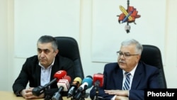 Armenia - Dashnaktsutyun party leaders Armen Rustamian (left) and Hagop Der Khatchadurian hold a news conference in Yerevan, March 10, 2022.