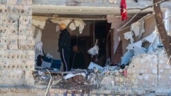 Distrugerea cauzată de rămășițele unei rachete doborâte la Kiev arată rămășitele unei clădiri rezidențiale cu cinci etaje din districtul Podil din Kiev. 18 martie 2022