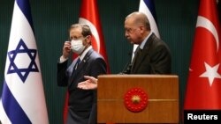 رجب طیب اردوغان (راست) و اسحاق هرتزوگ پس از یک کنفرانس خبری مشترک در آنکارا