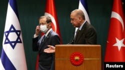 Presidenti i Turqisë, Recep Tayyip Erdogan dhe homologu i tij izraelit, Isaac Hezgoc, gjatë një konference të përbashkët për media në Ankara. Fotografi nga arkivi. 