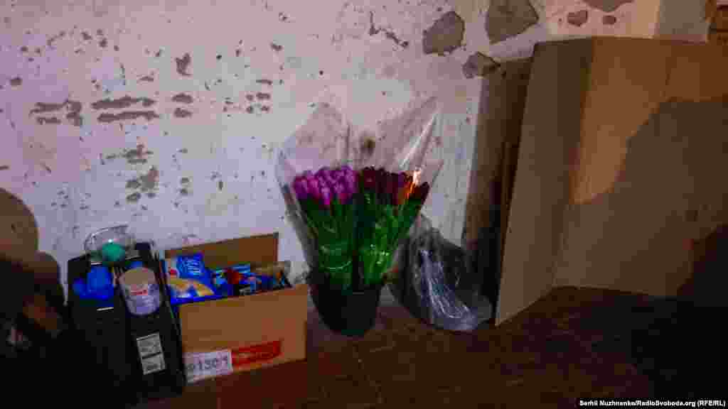 12 марта. В одном из укрытий в Ирпене стоят цветы