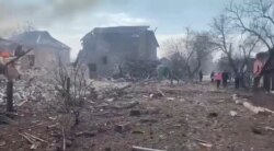 Urmările bombardamentelor rusești asupra unei zone rezidențiale din Mariupol, unde o rachetă a lovit o casă, potrivit Forțelor Armate ale Ucrainei.