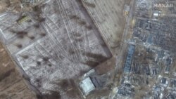 Krateri od granata i oštećene zgrade u zapadnom delu Mariupolja, 12. mart