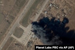 Foc și fum la aeroportul din Herson 15 martie 2022. (Imagine din satelit Planet Labs PBC via AP)