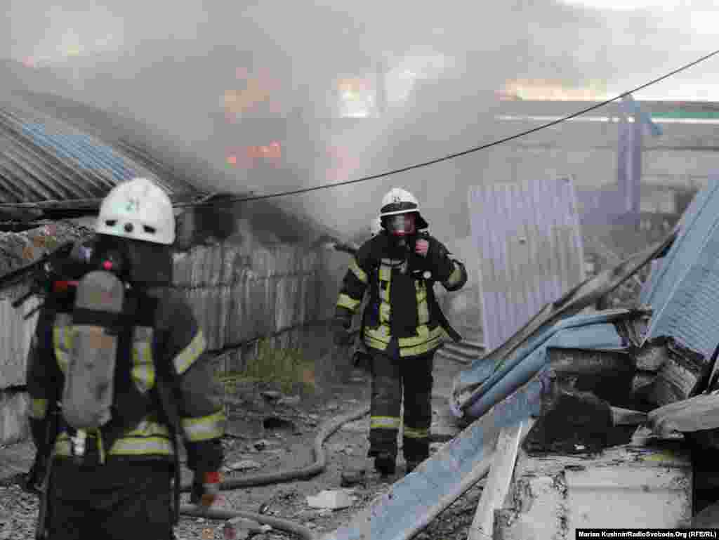 Рятувальни намагаються загасити пожежу на складі під Києвом, яка виникла через потрапляння туди уламків російської крилатої ракети. Калинівка, Київщина, 8 березня 2022 року