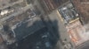 Uništene trgovine i tržni centar, 9. mart, Mariupolj, istok Ukrajine lijevo. Na desnoj strani je objekat pre granatiranja.&nbsp;