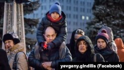 Евгений Гиндилис и Евгения Лавут с сыном на акции "Возвращение имен"