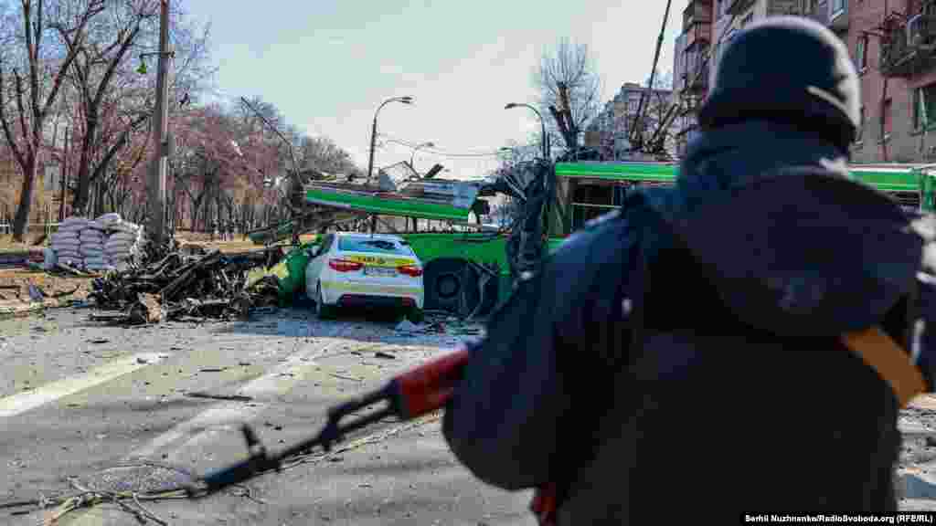 Руйнування на Куренівці внаслідок падіння уламків ракети, випущеної російськими військами, Київ. 14 березня 2022 року