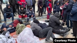 Протестующие безработные жители Жанаозена объявили голодовку. Жанаозен, 15 марта 2022 года
