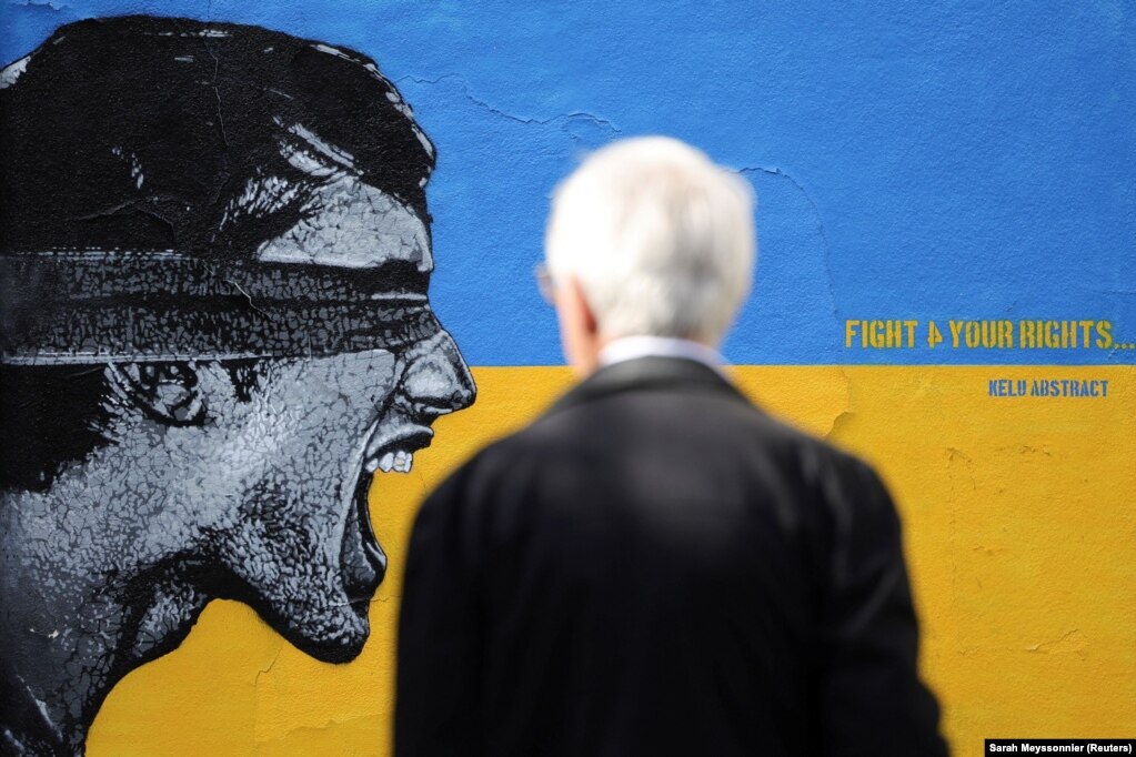 Një burrë duke e shikuar një mural në përkrahje të Ukrainës, të realizuar nga artisti francez i rrugës, &quot;Kelu Abstract&quot;, në Paris, Francë, më 14 mars.