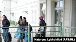 Українські жінки з дітьми, які щойно прибули на вокзал у прикордонне польське місто. Перемишль, 8 березня 2022 року