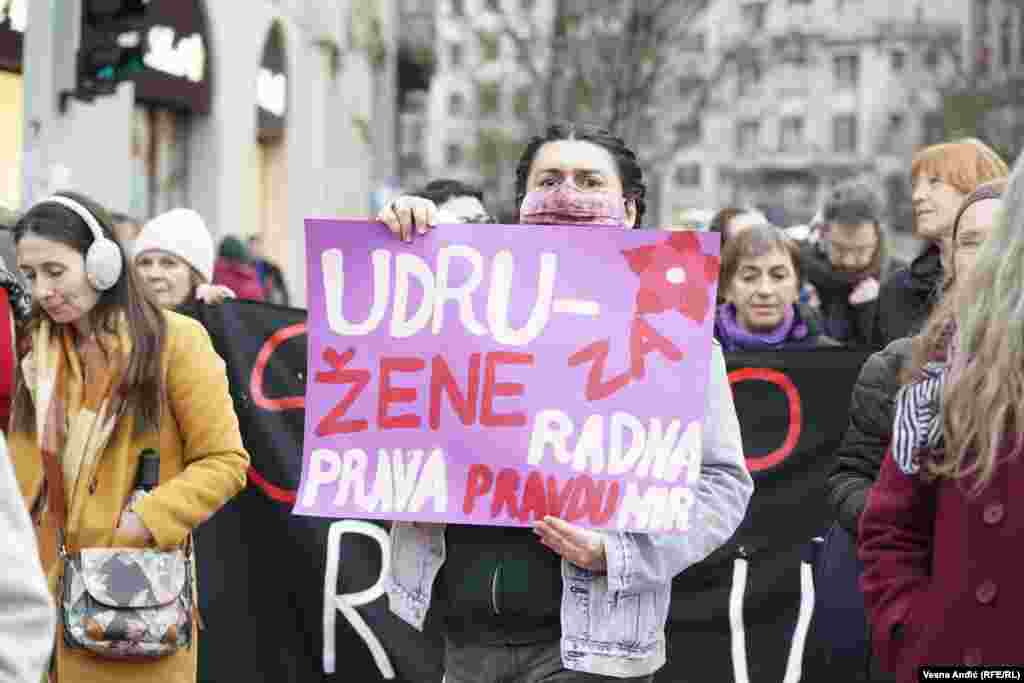 Tokom marša čuli su se povici &quot;Prekinimo mržnju da prestane rat&quot;.