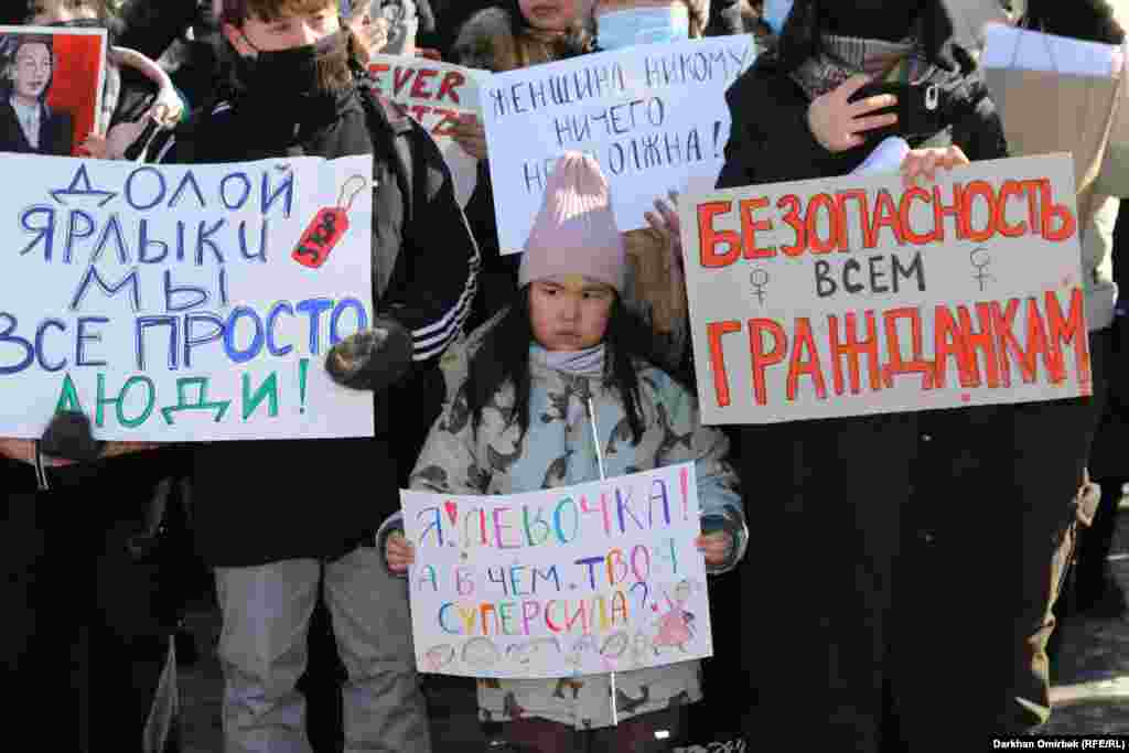 Дети на митинге за права женщин в Казахстане&nbsp;
