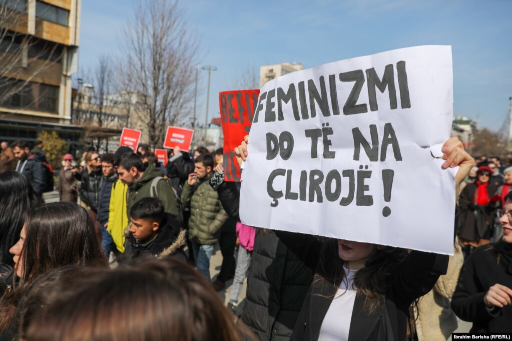 "Feminizmi do të na çlirojë", shkruan në këtë pano që mban në dorë kjo grua që mori pjesë në protestën e organizuar më 8 mars në Prishtinë. 