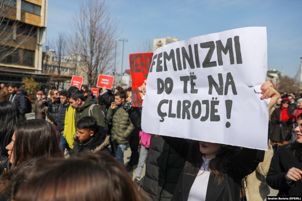 "Feminizmi do të na çlirojë", shkruan në këtë pano që mban në dorë kjo grua që mori pjesë në protestën e organizuar më 8 mars në Prishtinë.