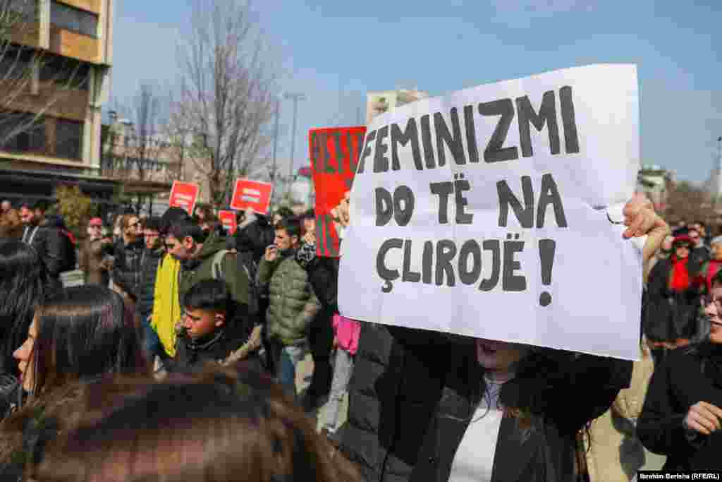 &quot;Feminizmi do të na çlirojë&quot;, shkruan në këtë pano që mban në dorë kjo grua që mori pjesë në protestën e organizuar më 8 mars në Prishtinë.&nbsp;