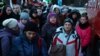 Izbeglice iz Ukrajine čekaju da se ukrcaju u autobus za Varšavu nakon što su prešli granicu između Ukrajine i Poljske, 17. mart 2022.